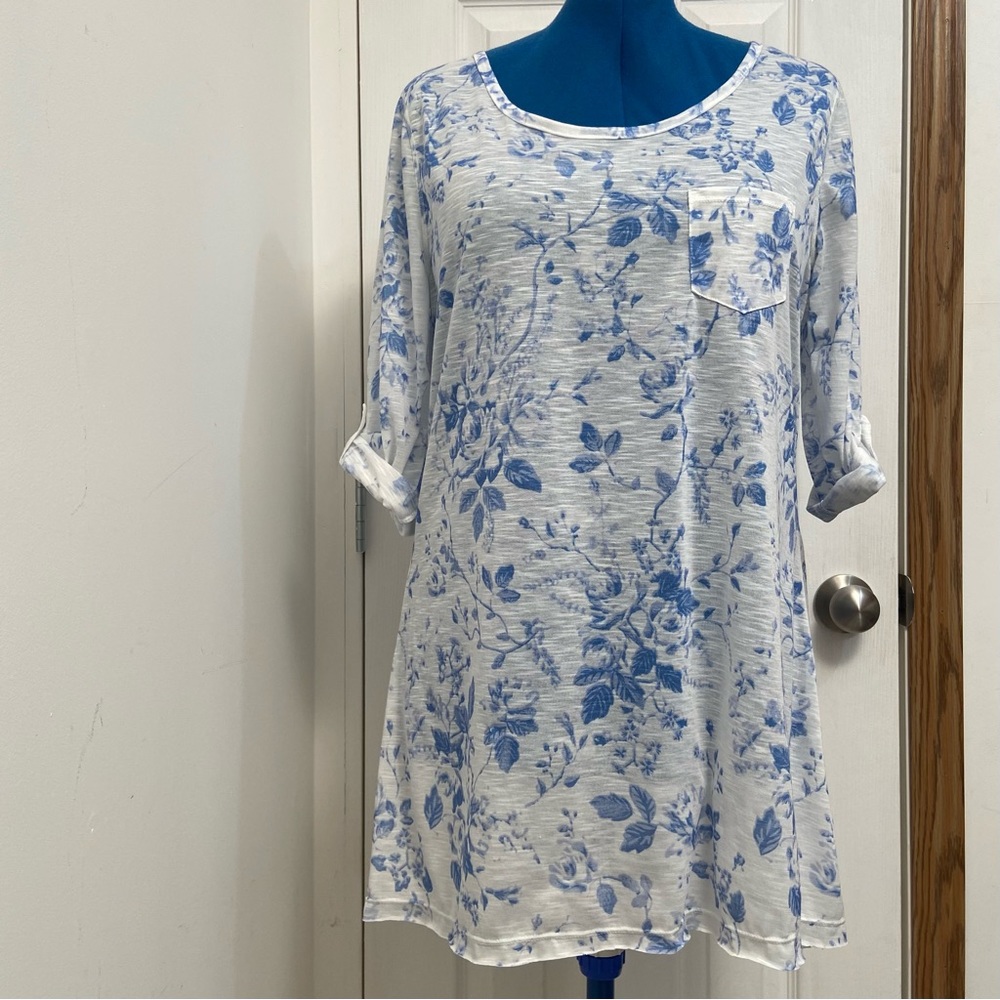 Real Clothing Company white and blue floral knit polyester top. Size XL. Used.